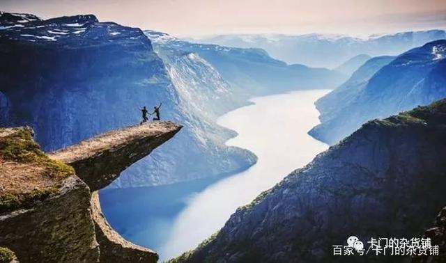 而在他的首 而在他的首